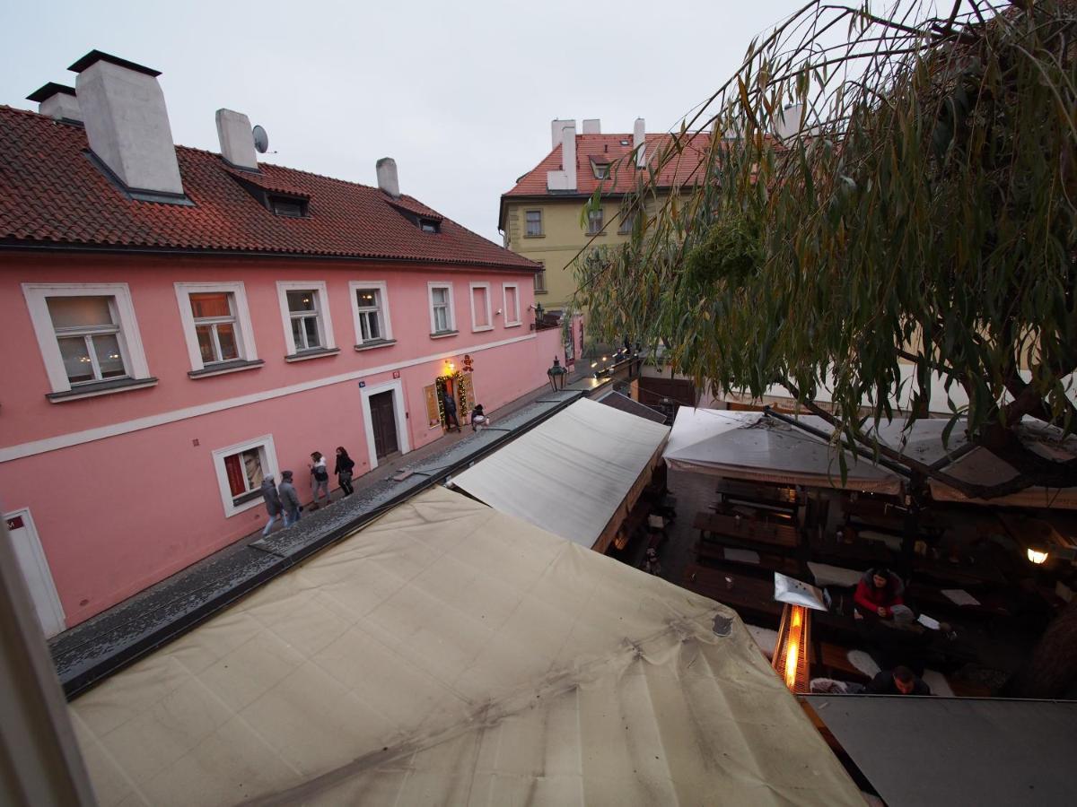 White Swan Boutique Apartments Prag Exteriör bild