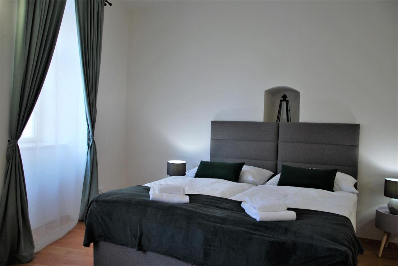 White Swan Boutique Apartments Prag Exteriör bild