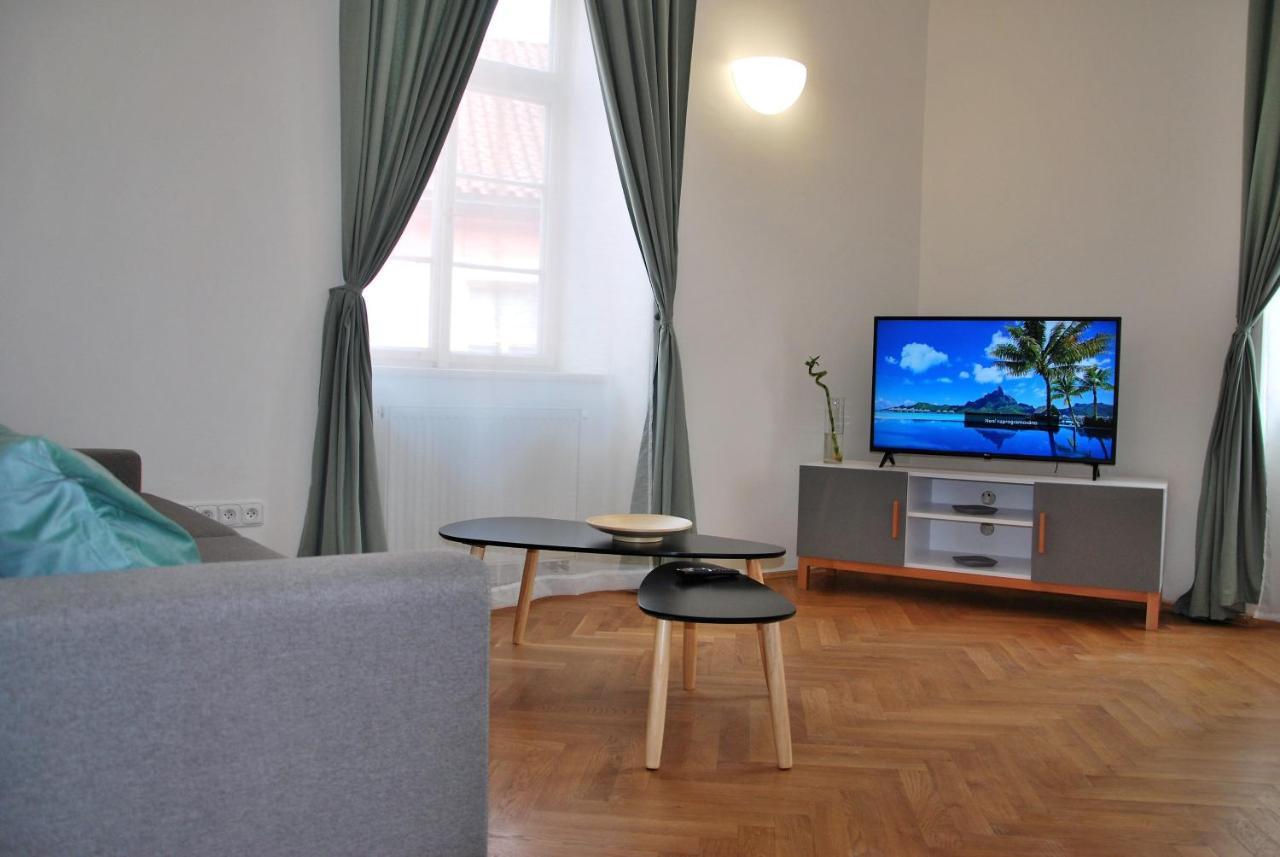 White Swan Boutique Apartments Prag Exteriör bild