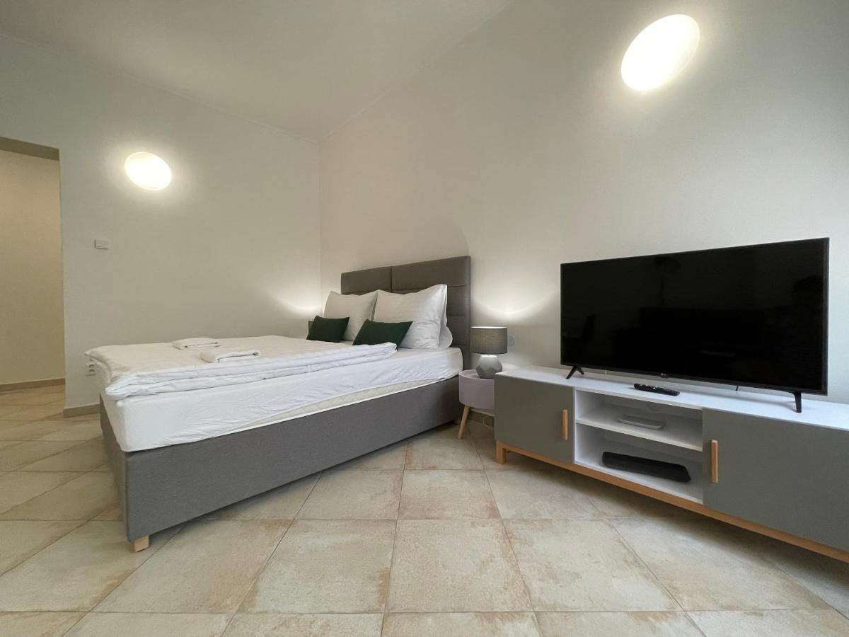 White Swan Boutique Apartments Prag Exteriör bild